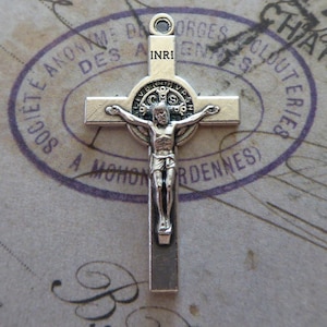 Zilveren medaille met kruisbeeld van Sint-Benedictus Kruis, patroonheilige van Europa, nierziekte, beschermer van schoolkinderen, bewaker tegen vergiftiging
