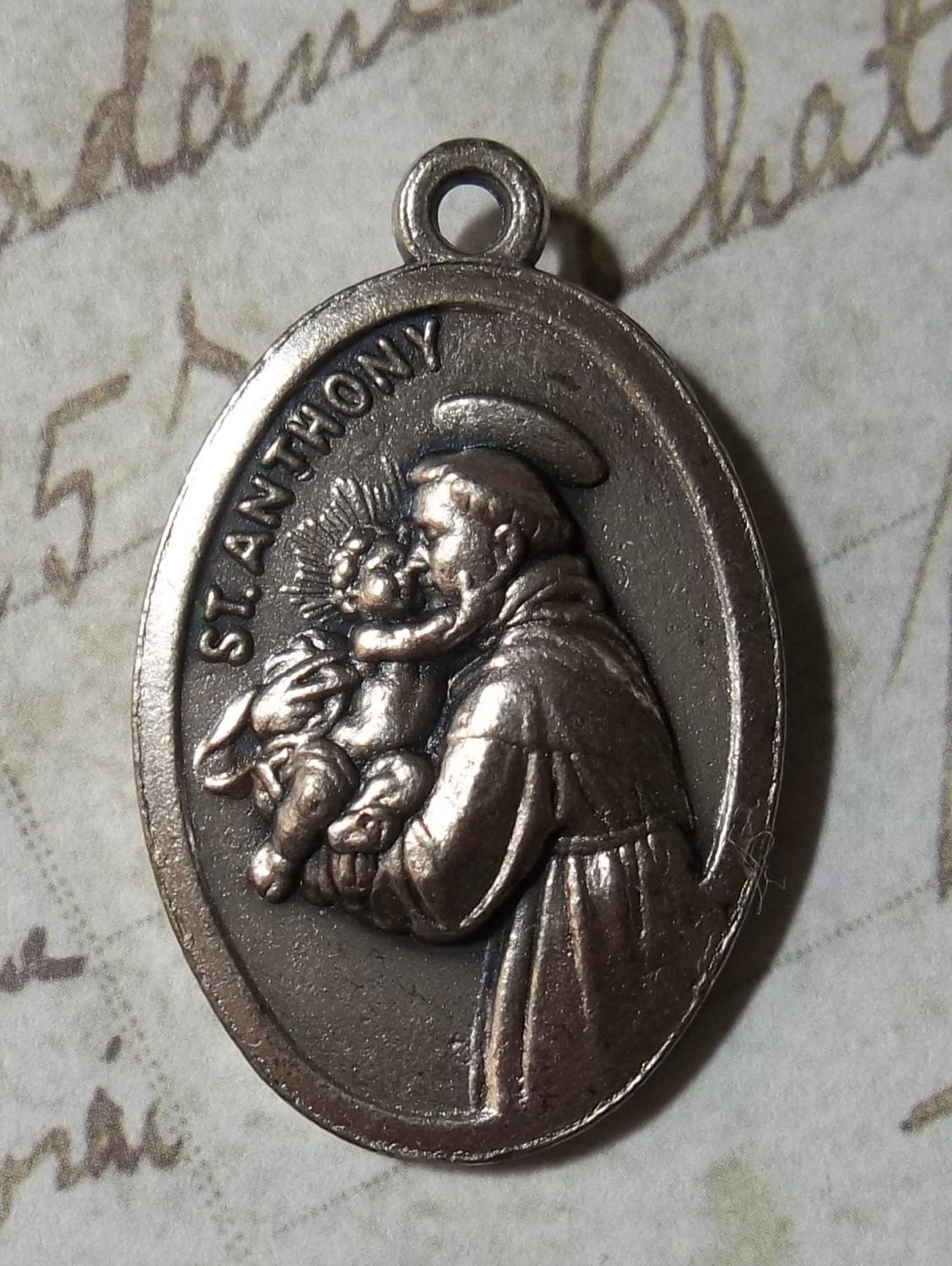 Медальон святого. Медальон святой антоний. Медальон святого. Святые в медальонах. Католический медальон святой марии 1830.