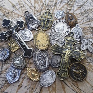 Peut inclure: Une collection de charmes religieux vintage en argent et en or, comprenant des croix, des m&eacute;daillons et des pendentifs. Les charmes pr&eacute;sentent divers personnages et symboles religieux, tels que la Vierge Marie, J&eacute;sus-Christ et des saints.