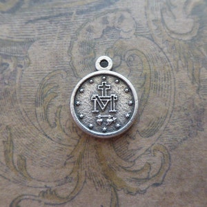 Silberne Runde Wunderliche Medaille der makellosen Empfängnis um 1830 Heilige Jungfrau Maria Mutter Gottes, lateinisch Schrift Halskette Anhänger Charm