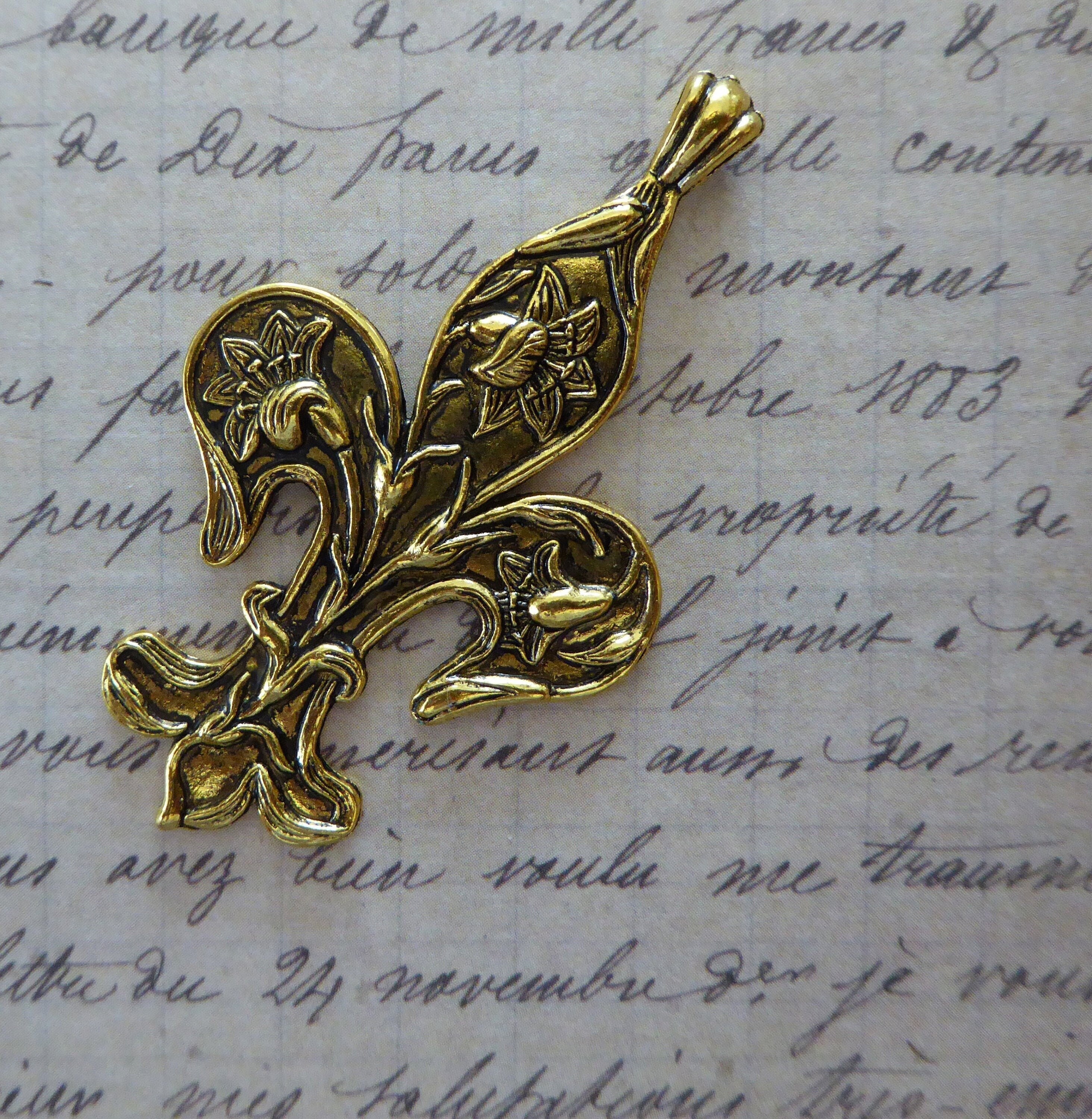 Vintage French Fleur De Lis Necklace Pendant - Gold Lily