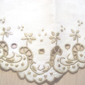Vintage Madeira Centerpiece - Cutwork Embroidery - White Linen - Ecru Embroidery Work - 17&quot; x 12&quot;
