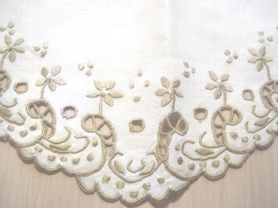 Vintage Madeira Centerpiece - Cutwork Embroidery - White Linen - Ecru Embroidery Work - 17" x 12"