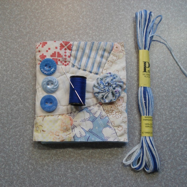 Kit étui/livre pour point lent - pièce de courtepointe pour alliance bleue vintage - pages en feutre - 3 boutons vintage - tissu yoyo - aiguille/fil - n° 4