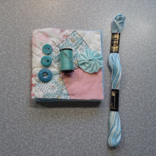 Kit étui/livre pour point lent - pièce de courtepointe pour alliance vintage Aqua - pages en feutre - 3 boutons vintage - tissu Yoyo - aiguille/fil - n° 2