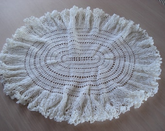 vintage Handmade Crochet Oblong Doily - Frilly Design - Couleur Blanche - 12 » x 15 » - #50