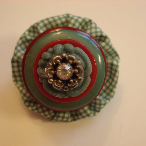 Broche faite main - boutons superposés vintage et tissu yoyo - couleurs rouge et turquoise - bouton strass