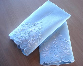 Paar wunderschöne blaue Vintage Madeira Fingertip Handtücher - Mit Organdy Einsätzen - 11 "x 17"