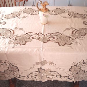 Linda toalha de mesa vintage Madeira com 8 guardanapos combinando - Bordado floral denso e recortes - Linho cru - 168 cm x 239 cm