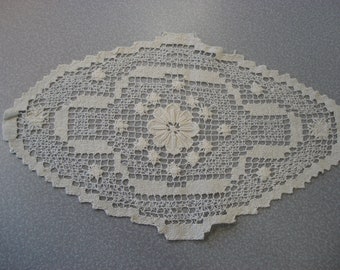 vintage Darned Net/Filet Lace Doily - Flower Design - Couleur crème - 9.5 » x 15 » - A51