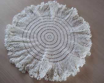 vintage Handmade Crochet Doily - Frilly Design - Couleur Blanche - 12 pouces - #53
