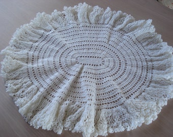 vintage Handmade Crochet Oblong Doily - Frilly Design - Couleur Blanche - 14 » x 16 » - #51