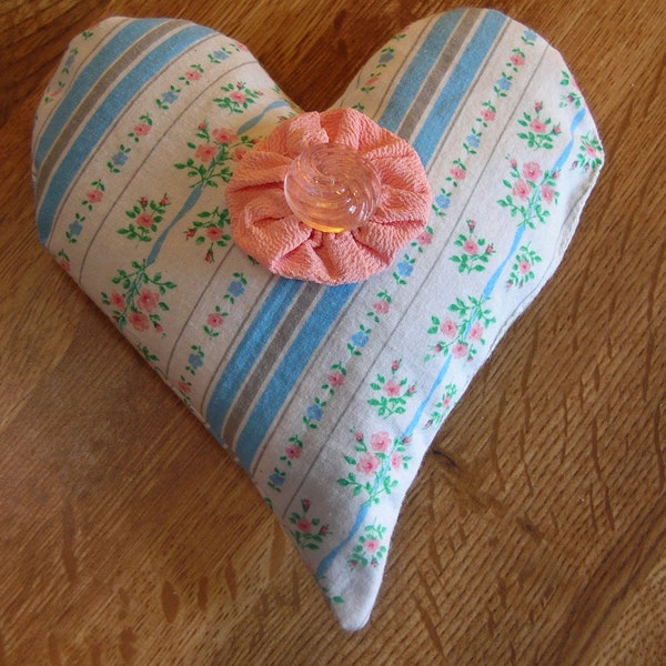 Coussin à épingles en forme de coeur fait main - Roses roses et tissu à rayures bleues - Rempli de lavande séchée