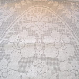 Beautiful Antique Filet Lace Tablecloth - White - Rose Design - 66&quot; x 88&quot; - A35