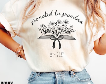 Promoted To Grandma Est 2026 Comfort Colors® T-Shirt, Grandma To Be Floral Tee, New Grandmother Gift, Pregnancy Announcement Reveal to Gigi