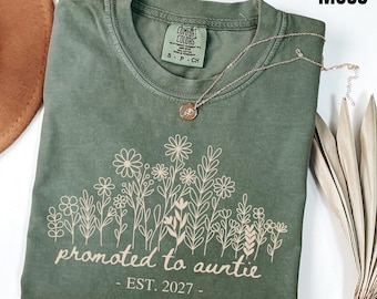 Promoted to Auntie Est Year Shirt, Pregnancy Baby Announcement Reveal To Sister Bestie Tee, First Time Auntie Graphic New Flowers Aunty Gift