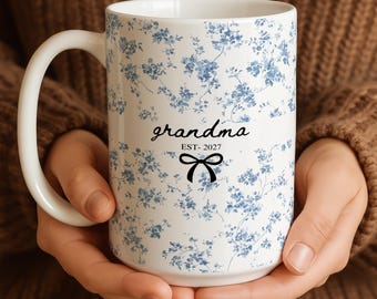 Personalized Floral Grandma EST 2027 Mug Pregnancy Announcement Gift, First Time Grandma Present, Baby Reveal, De Jouy, New Grandmother Gift