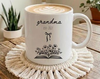 Personalized Grandma EST 2027 Mug Pregnancy Announcement Gift, First Time Grandma Present, Baby Reveal,  Book Lover Floral, New Grandma Gift