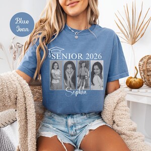 Puede incluir: Camiseta azul vaquera de manga corta con un gr&aacute;fico de gorro de graduaci&oacute;n y el texto "SENIOR 2026". Debajo, cuatro fotos en blanco y negro y el nombre "Sophia". Un c&iacute;rculo azul dice "Blue Jean".