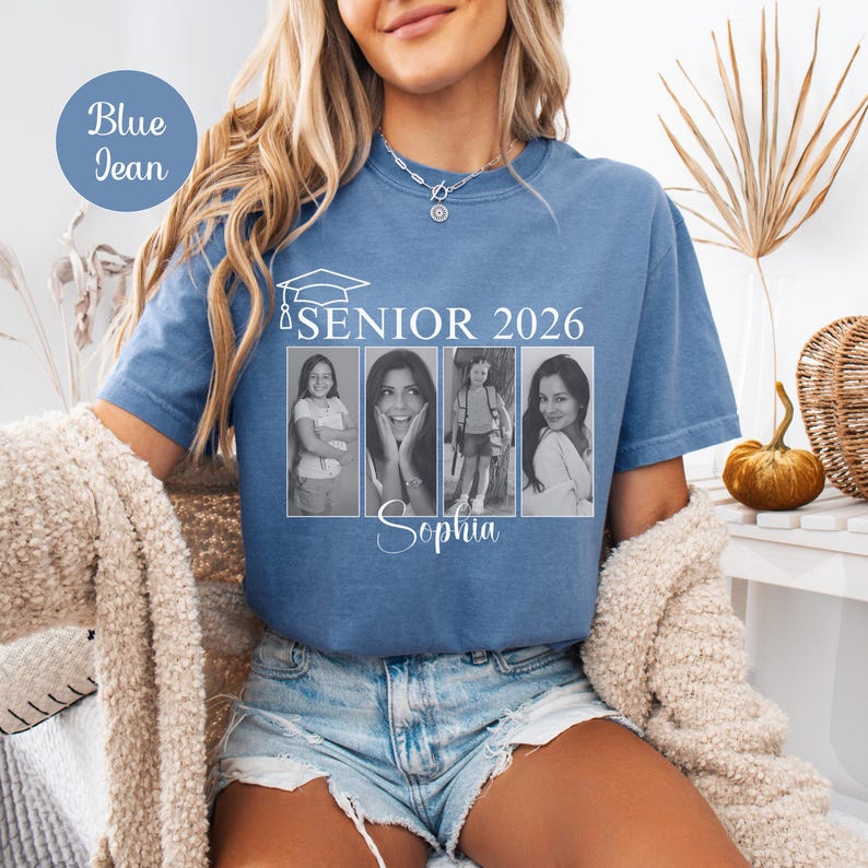 Puede incluir: Camiseta azul vaquera de manga corta con un gr&aacute;fico de gorro de graduaci&oacute;n y el texto "SENIOR 2026". Debajo, cuatro fotos en blanco y negro y el nombre "Sophia". Un c&iacute;rculo azul dice "Blue Jean".