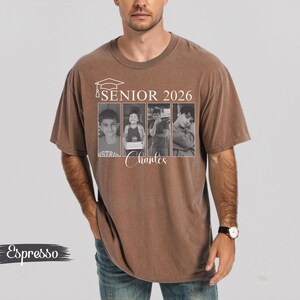 Puede incluir: Camiseta color espresso con tem&aacute;tica de graduaci&oacute;n. La camiseta presenta el texto "SENIOR 2026" encima de cuatro fotos en blanco y negro. Debajo de las fotos est&aacute; el nombre "Charles" en cursiva.