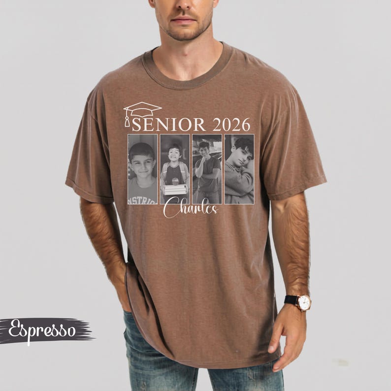 Puede incluir: Camiseta color espresso con tem&aacute;tica de graduaci&oacute;n. La camiseta presenta el texto "SENIOR 2026" encima de cuatro fotos en blanco y negro. Debajo de las fotos est&aacute; el nombre "Charles" en cursiva.