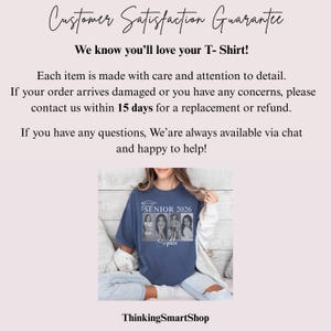 Puede incluir: Una camiseta azul con el texto "SENIOR 2026" y un gr&aacute;fico de gorro de graduaci&oacute;n. La camiseta presenta cuatro retratos fotogr&aacute;ficos en blanco y negro y el nombre "Sophia". La imagen tambi&eacute;n incluye texto sobre la satisfacci&oacute;n del cliente y el nombre de la tienda.