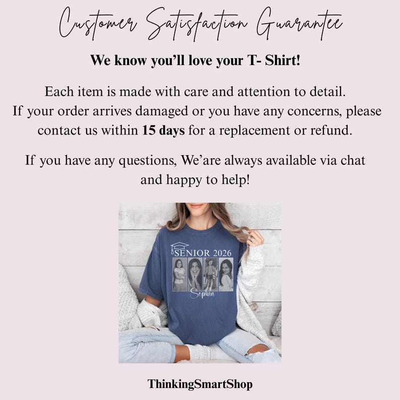 Puede incluir: Una camiseta azul con el texto "SENIOR 2026" y un gr&aacute;fico de gorro de graduaci&oacute;n. La camiseta presenta cuatro retratos fotogr&aacute;ficos en blanco y negro y el nombre "Sophia". La imagen tambi&eacute;n incluye texto sobre la satisfacci&oacute;n del cliente y el nombre de la tienda.
