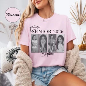 Puede incluir: Una camiseta rosa claro con el texto "SENIOR 2026" y un gorro de graduaci&oacute;n. Debajo del texto hay cuatro fotos en blanco y negro de una persona, con el nombre "Sophia" debajo.