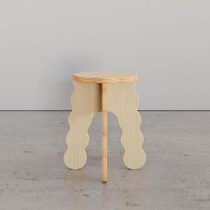 Gewellter Tisch. Holzhocker. Moderner Beistelltisch. Blumenständer für drinnen. Moderne Blumenbank. Beistelltisch. Gewellter Blumentopf. Nachttisch.