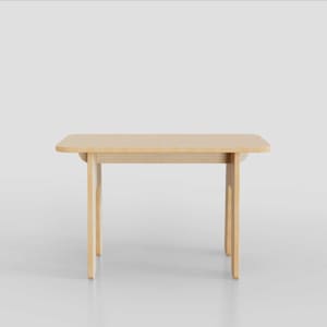 Puede incluir: Una mesa de madera clara con una tapa rectangular y cuatro patas. La mesa est&aacute; hecha de madera contrachapada y tiene un acabado de madera natural.
