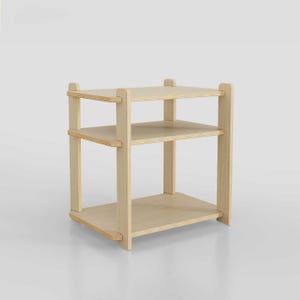 Puede incluir: Una mesa auxiliar de madera clara con tres estantes y bordes redondeados.