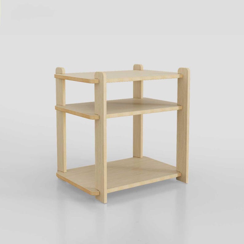 Puede incluir: Una mesa auxiliar de madera clara con tres estantes y bordes redondeados.