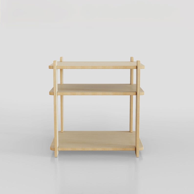 Puede incluir: Una estanter&iacute;a de madera clara con tres estantes. Los estantes son de madera contrachapada y el marco es de madera maciza.
