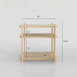 Puede incluir: Una estanter&iacute;a de madera con tres estantes. La estanter&iacute;a tiene 58,4 cm de ancho, 33 cm de alto y 39,4 cm de profundidad. Los estantes est&aacute;n separados 14 cm.