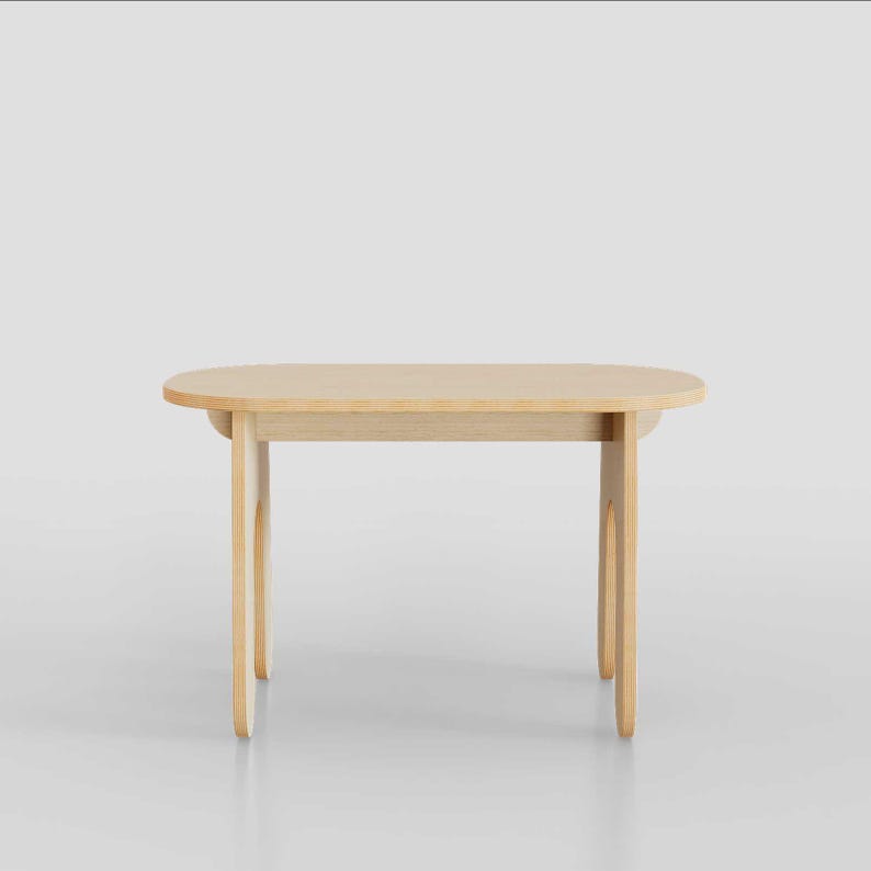 Puede incluir: Una mesa ovalada de madera clara con bordes redondeados y cuatro patas. La mesa est&aacute; hecha de madera clara y tiene un acabado natural.