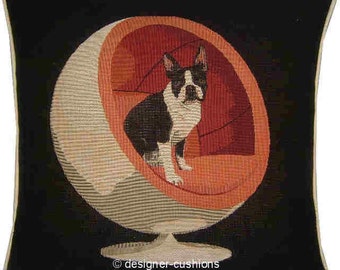 Boston Terrier dans un simulacre de housse de chaise rétro rouge tapisserie noir coussin