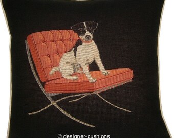 Jack Russell dans un simulacre de housse de chaise rétro rouge tapisserie noir coussin