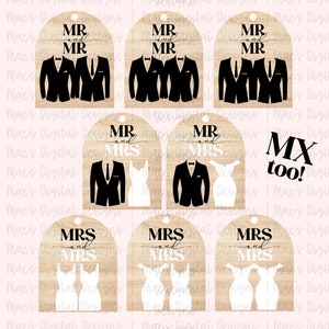 K&ouml;nnte beinhalten: Satz von sechs Hochzeitsgeschenkanh&auml;ngern mit Holzmaserung. Die Anh&auml;nger zeigen eine schwarze Silhouette eines Smokings und eine wei&szlig;e Silhouette eines Brautkleides. Der Text auf den Anh&auml;ngern lautet "Mr. and Mr." "Mr. and Mrs." und "Mrs. and Mrs."