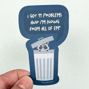 Sticker Angstige wasbeer - "Ik heb 99 problemen en ik verberg me voor allemaal" Grappige sticker met prullenbak voor geestelijke gezondheid | Matvinyl laptopsticker