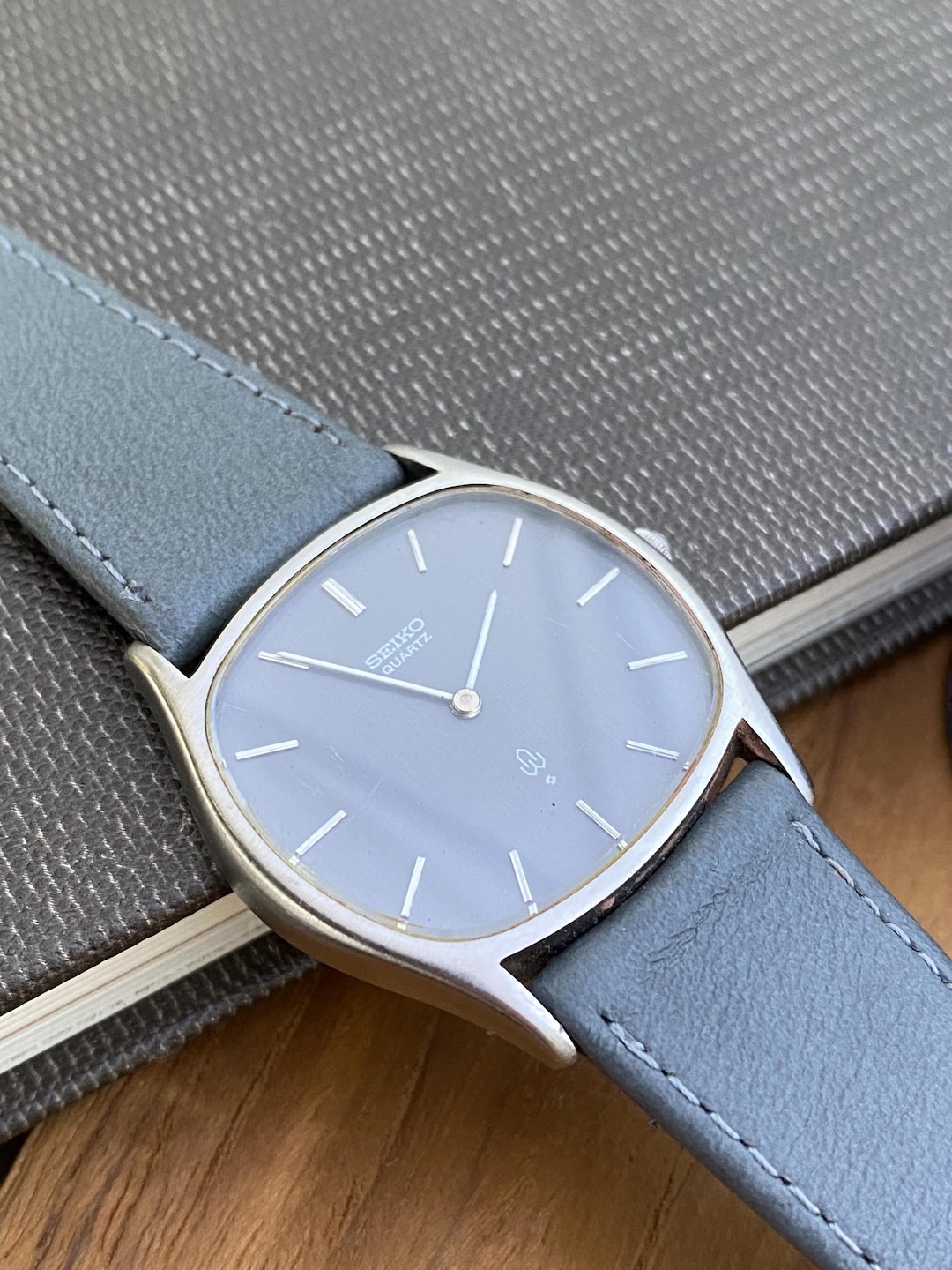 Rare Vintage Seiko Quartz Chariot Dress Watch Gray Dial Ref 7820 
