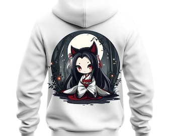 Puede incluir: Sudadera con capucha blanca con una ilustración de dibujos animados de un personaje con cabello negro, ojos rojos y orejas de zorro. El personaje lleva un kimono blanco y rojo, sobre un fondo de luna llena y bosque oscuro.