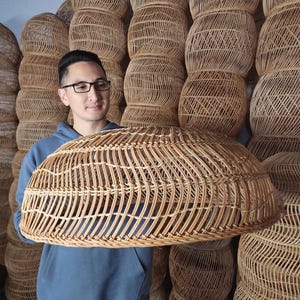 Flache Rattan Küstenleuchte, rustikaler Lichtschirm, Boho-Chic-Leuchte, natürliche Beleuchtung, handgefertigte atemberaubende Pendelleuchte. Hampton, Bauernhaus