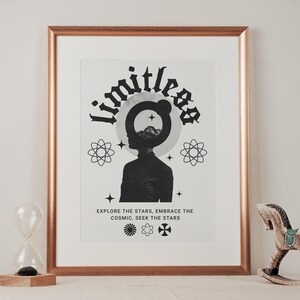 Puede incluir: Una impresión en blanco y negro con la palabra "limitless" en una fuente estilizada. La impresión presenta una silueta de una persona con una luna y estrellas detrás de su cabeza. El texto "Explore the stars, embrace the cosmic, seek the stars" está debajo de la silueta.