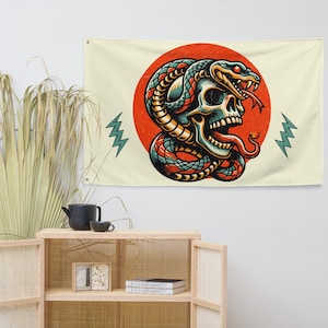 Könnte beinhalten: Eine Illustration im Vintage-Stil eines Schädels mit einer Schlange, die sich um ihn herumwindet. Der Schädel ist grün und weiß, die Schlange ist grün, blau und rot, und der Hintergrund ist ein roter Kreis mit gelbem Rand.