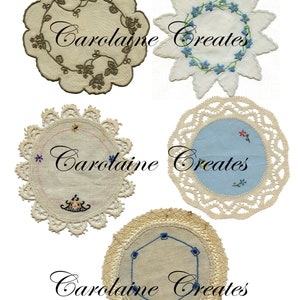 Può includere: Una collezione di cinque sottobicchieri vintage in varie forme e design. I sottobicchieri presentano motivi floreali ricamati, bordi in pizzo e il testo "Carolaine Creates". I colori includono crema, blu e beige.