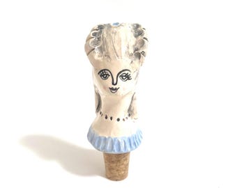 Escultura de retrato en miniatura de cerámica hecha a mano con tapón de botella de vino de María Antonieta