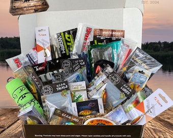 Puede incluir: Una caja de aparejos de pesca repleta de varios señuelos, anzuelos y accesorios. La caja incluye una caja de madera Bigfoot, y el texto "GET UP. GET OUT. GO FISH!" es visible. La caja está llena de equipo de pesca.