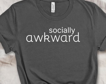 Sozial ungeschickt | Unisex Soft Cotton T-Shirt | Introvertiert, Stillleben, Homebody, Antisozialer Club