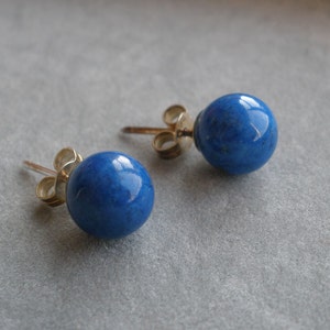 Peut inclure: Une paire de boucles d'oreilles en pierres bleues avec des tiges et des dos en argent.